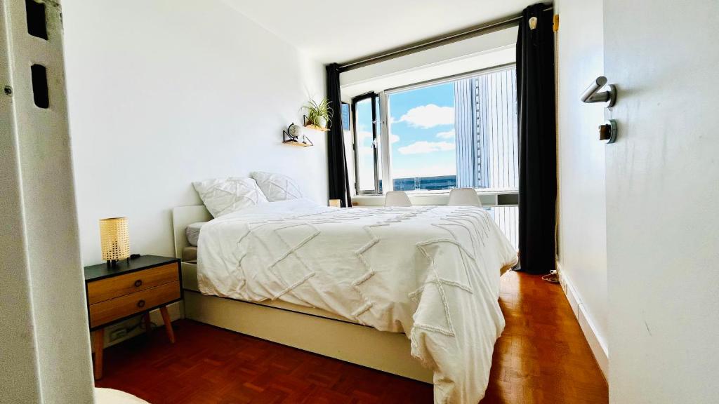 巴黎Montparnasse, 2 cozy private rooms in shared apartment的一间卧室设有一张床和一个大窗户