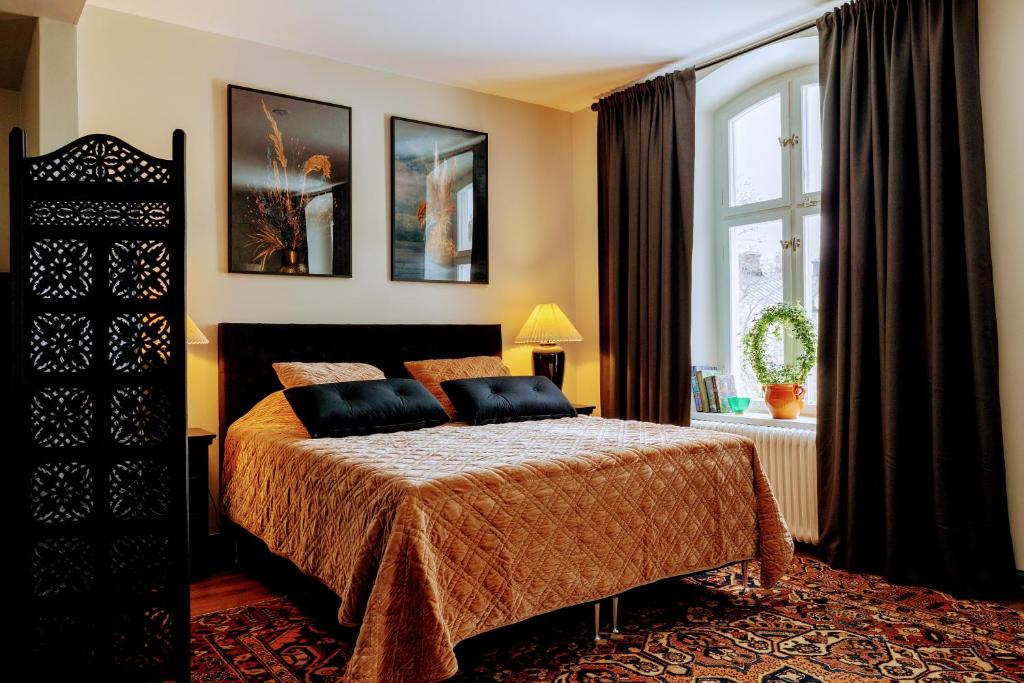 胡迪克斯瓦尔White Brig Guesthouse的一间卧室设有一张床和一个大窗户