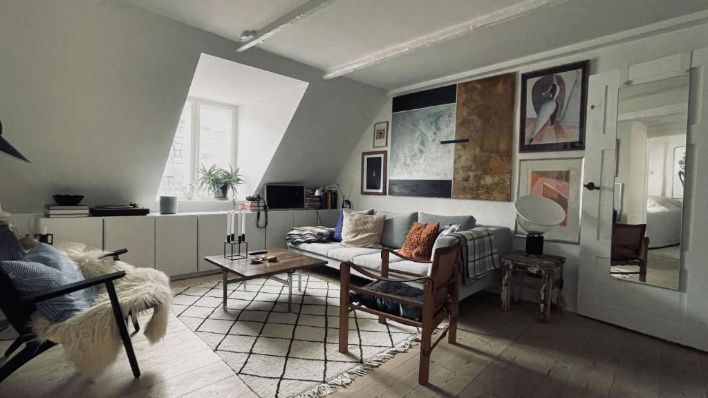 哥本哈根ApartmentInCopenhagen Apartment 1597的客厅配有沙发和桌子