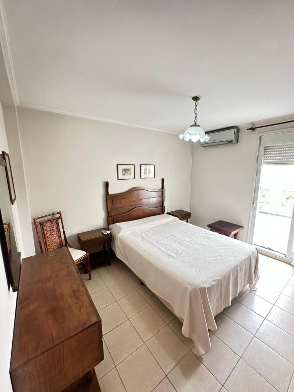玛利亚镇Departamento céntrico villa maría的一间卧室配有一张大床和一张桌子