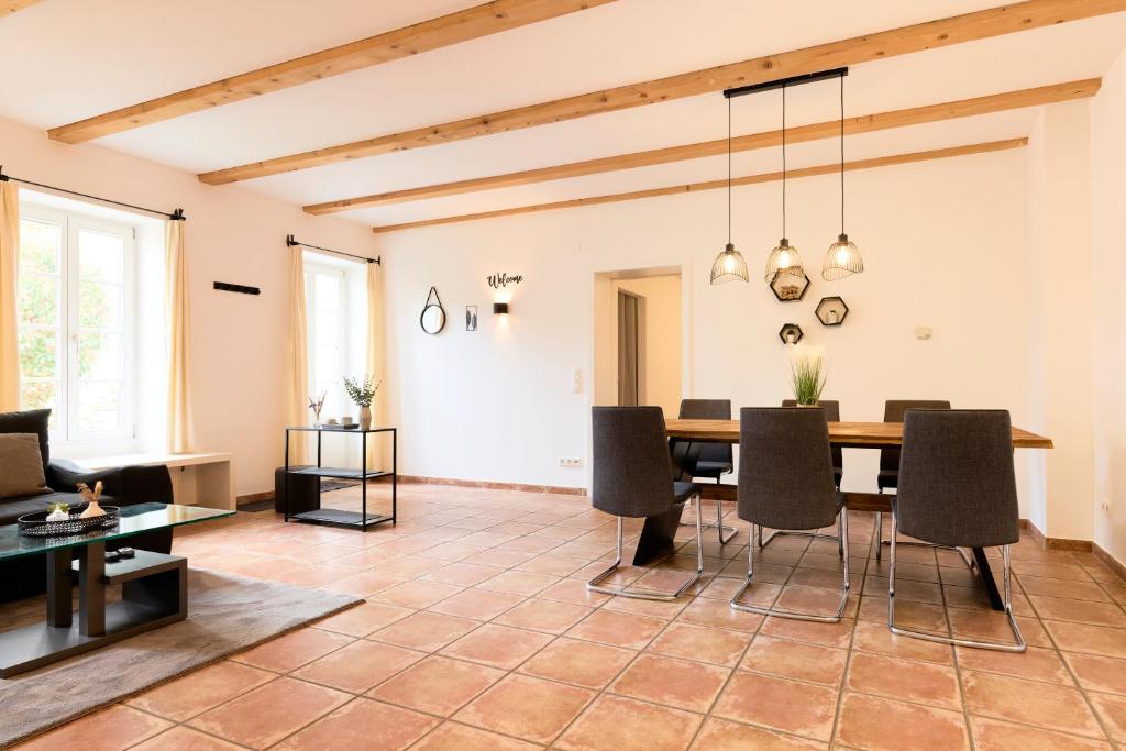 布雷根茨Stilvolle Gartenterrassenwohnung mitten in Bregenz的客厅配有桌椅