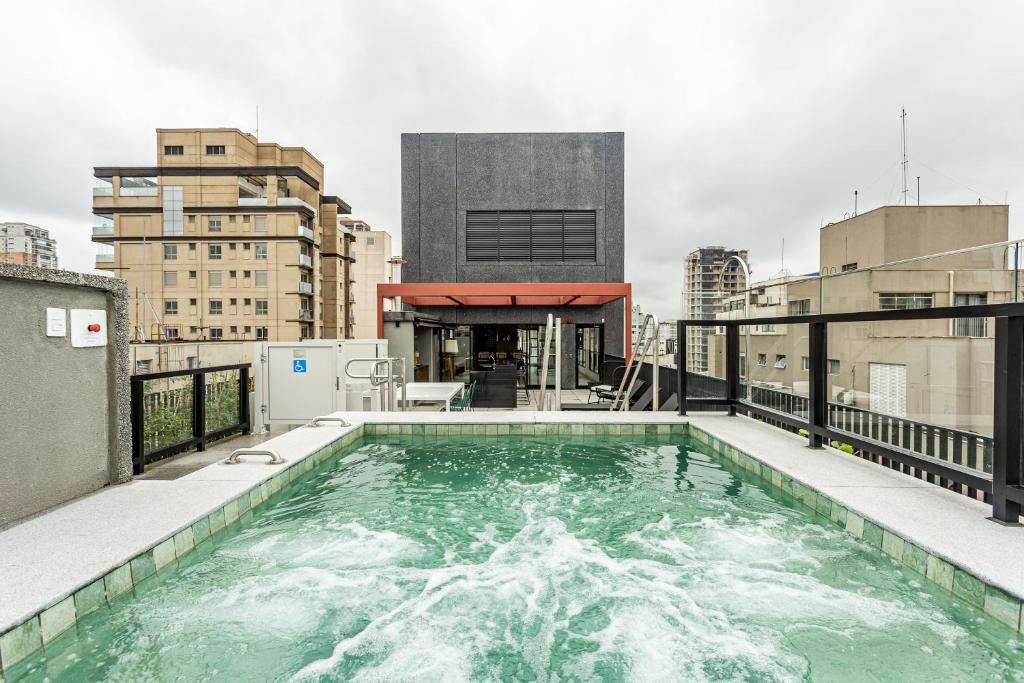 圣保罗Charlie Sabiá Ibirapuera的建筑物屋顶上的游泳池