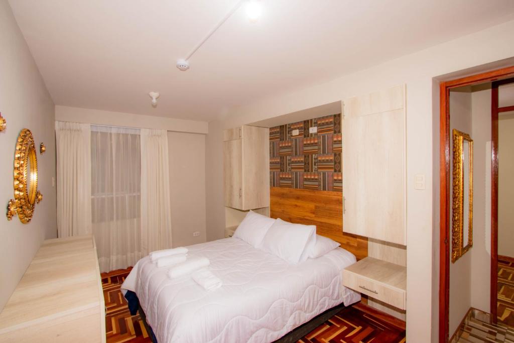 库斯科INYAWASI APARTMENT的卧室配有白色的床