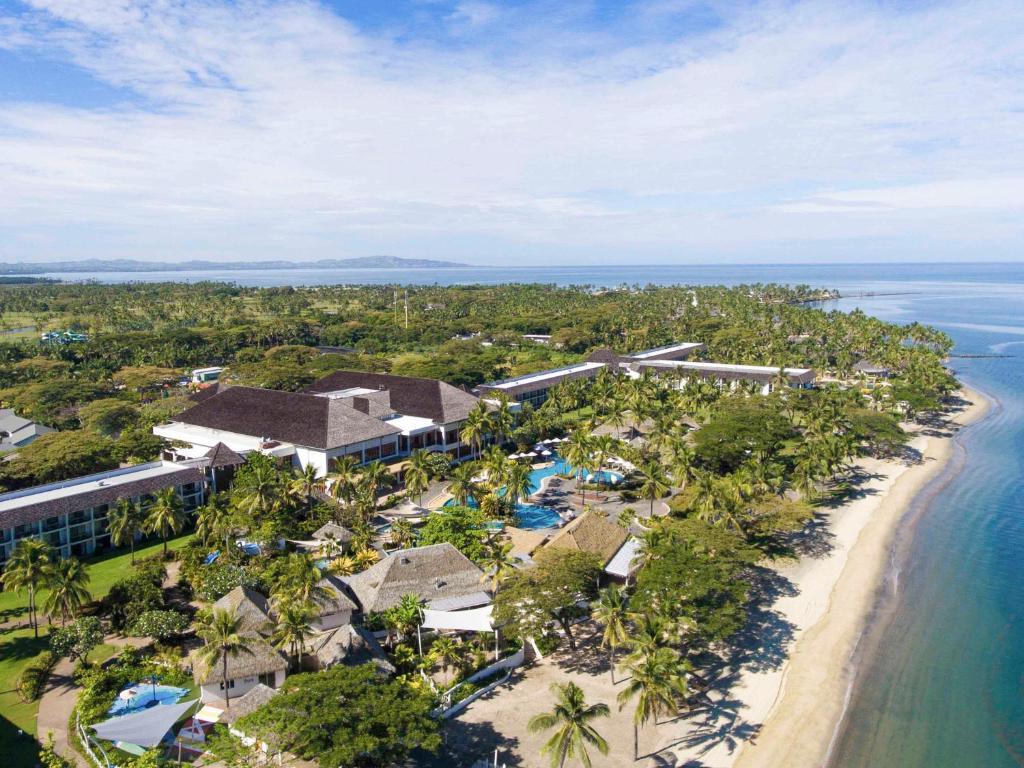丹娜努索菲特斐济温泉度假酒店的享有度假村和海滩的空中景致