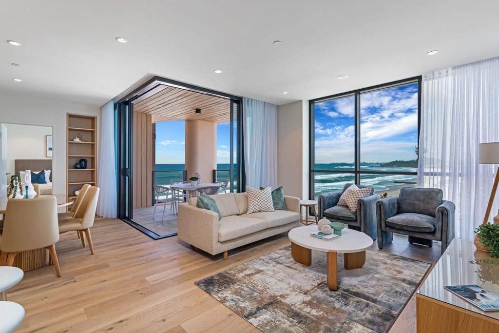 黄金海岸Luxury Stay in Hemingway Palm Beach的客厅配有家具,享有海景