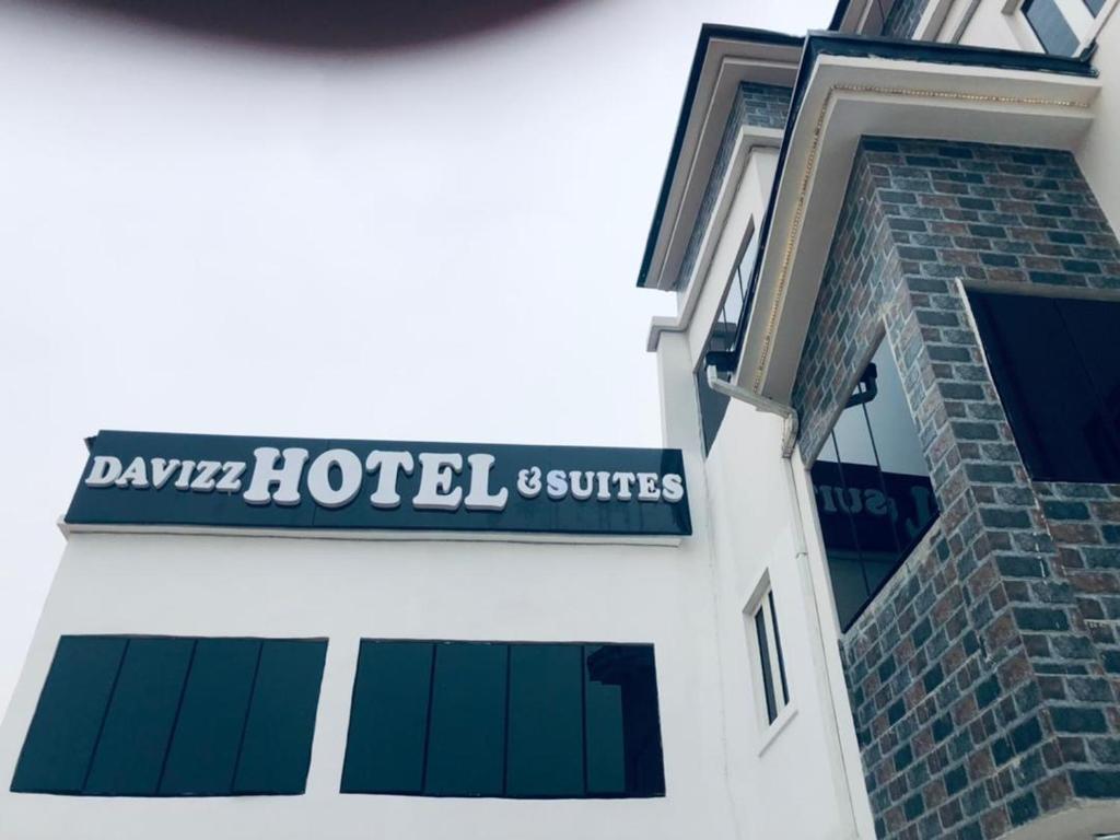 阿沙巴DAVIZZ HOTEL AND SUITES的建筑物一侧的标志