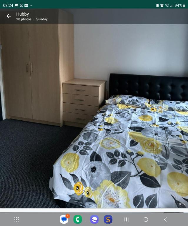 KingsthorpeNorthampton town的一间卧室配有一张带花卉床罩的床