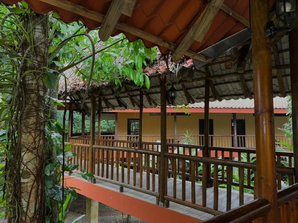 萨拉皮基沨竹萨尔瓦多酒店的享有带围栏和树木的建筑的外部景色