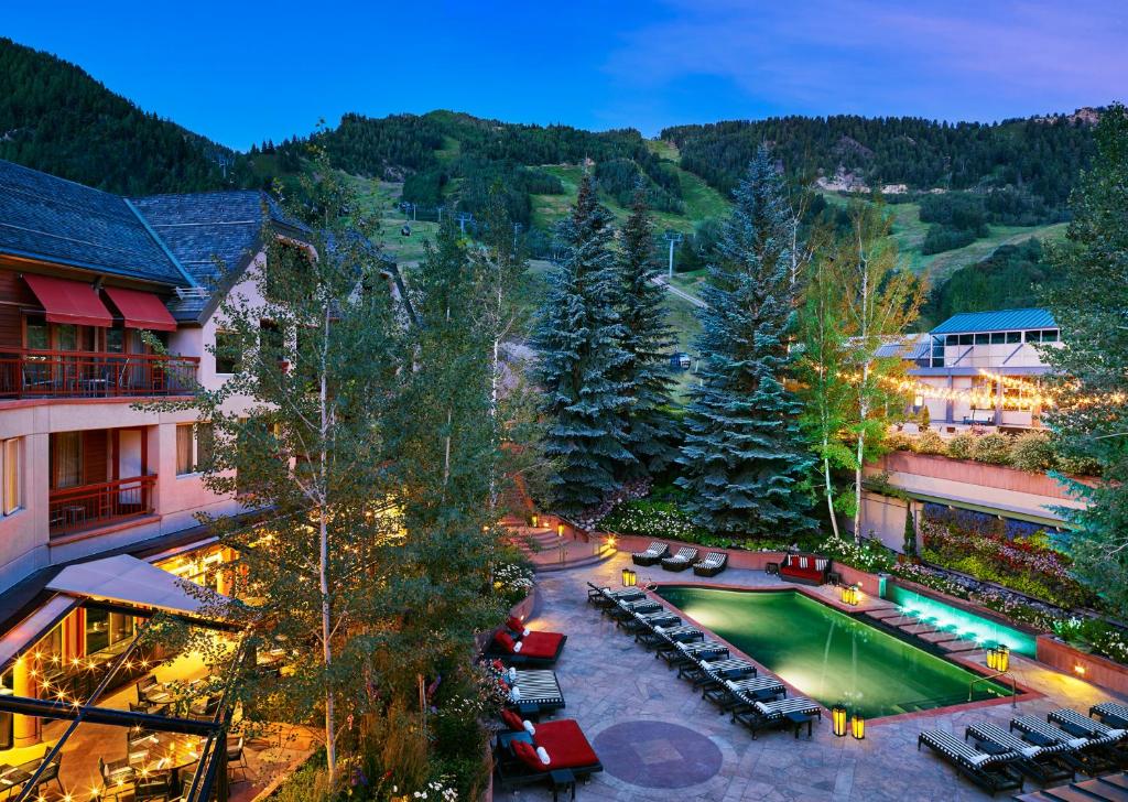 阿斯潘小内尔酒店的享有带游泳池的度假村的空中景致
