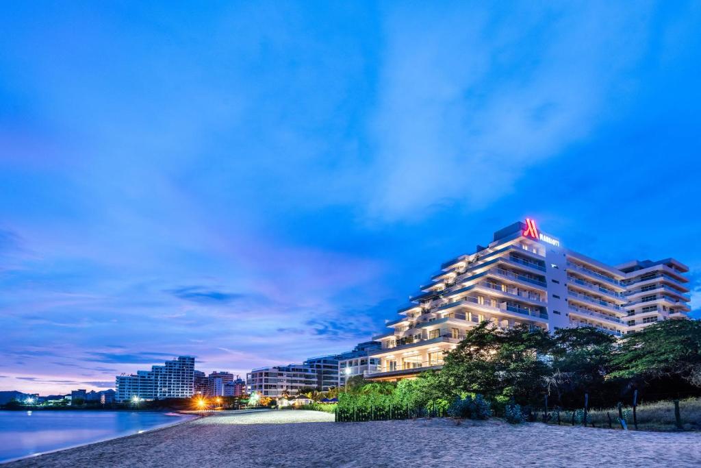 圣玛尔塔Santa Marta Marriott Resort Playa Dormida的一座大建筑,上面有旗帜