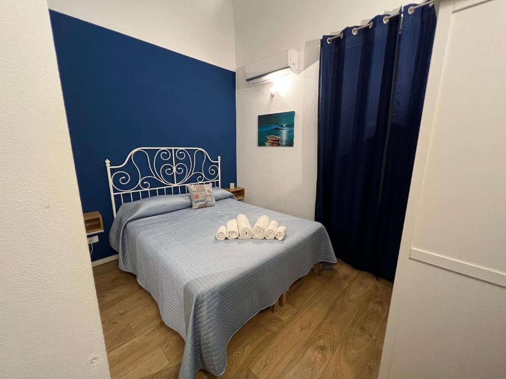 巴勒莫Ricasoli28 Apartaments的一间卧室配有一张蓝色墙壁的床