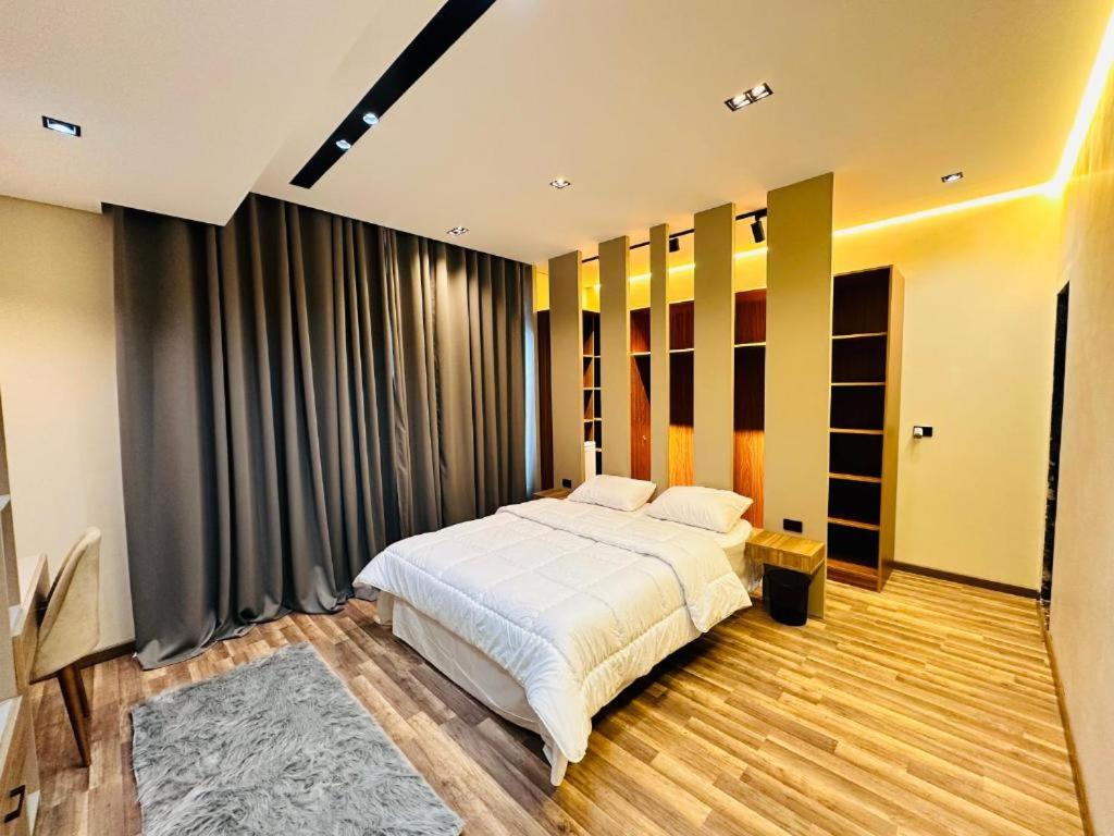 卢克索Farida Habu Palace Hotel的一间卧室,卧室内配有一张大床
