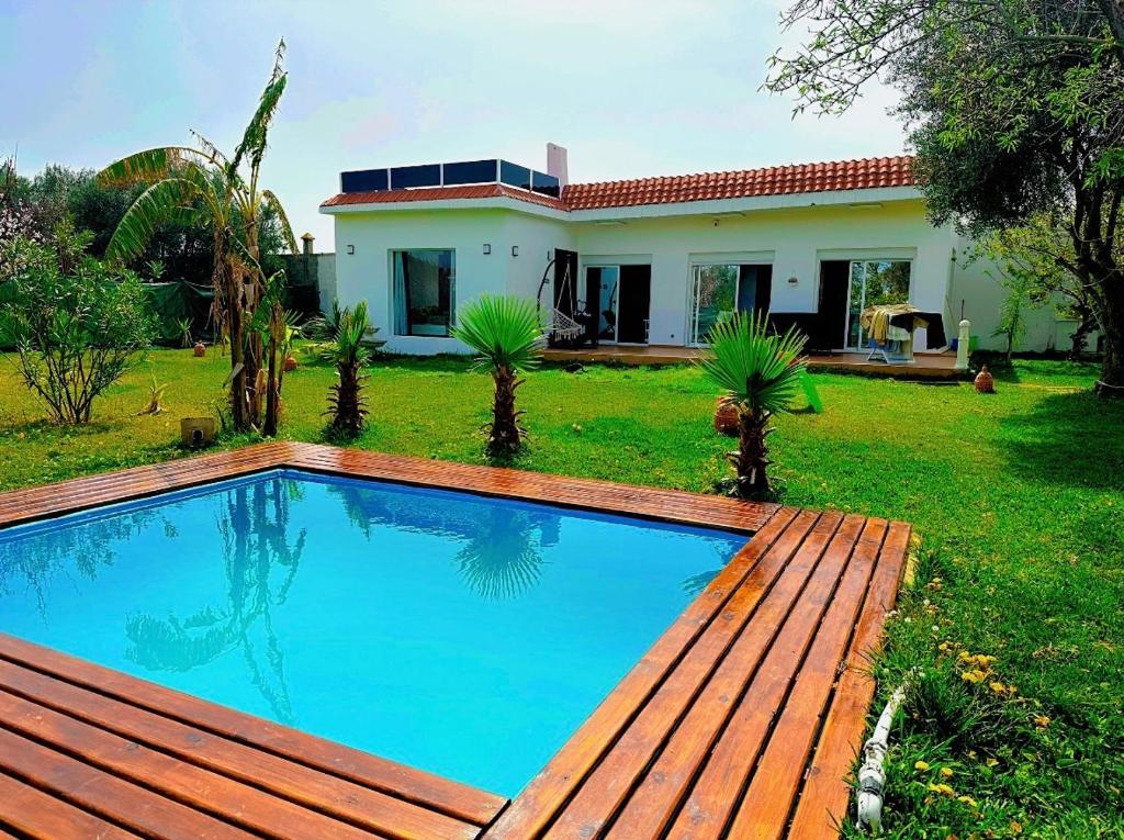得土安luxury villa rentals in tetùan的别墅前设有游泳池