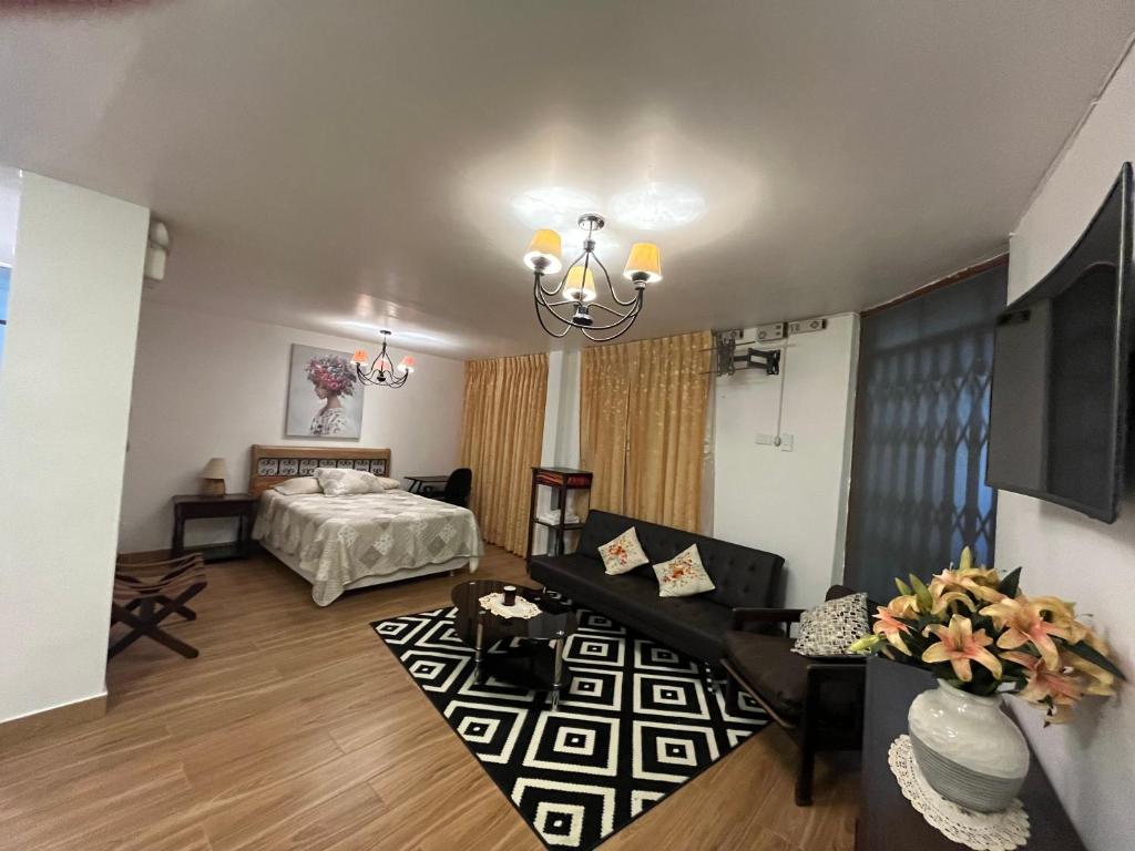 卡哈马卡Mini departamentos Miramar的客厅配有床和沙发