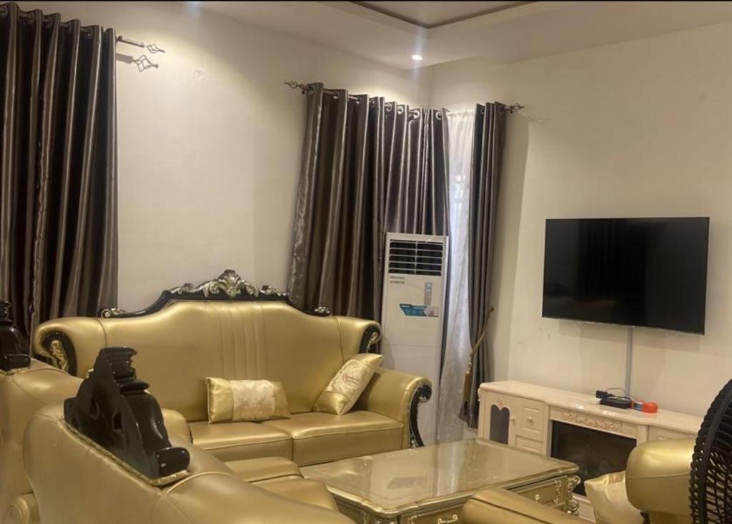 AgegeLuxurious Home - Isheri Magodo的带沙发和平面电视的客厅
