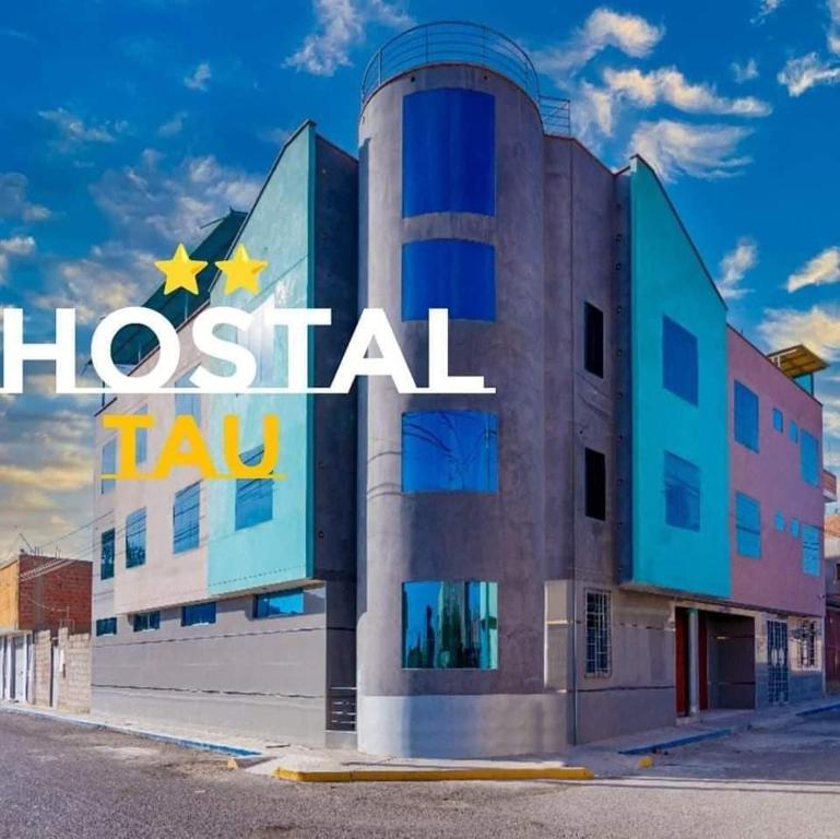 塔克纳HOSTAL TAU TACNA的前面有医院实验室的字眼的建筑