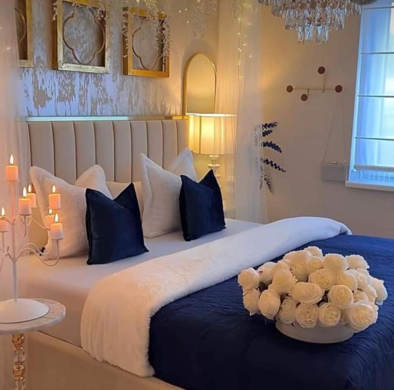 伊斯梅利亚فندق التامل的一间卧室配有一张带蓝白色枕头的大床