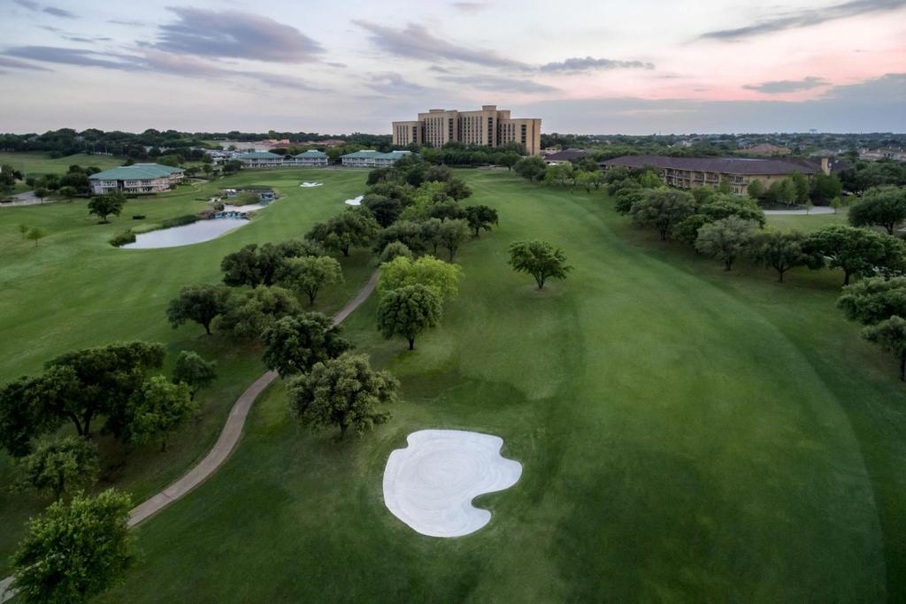 欧文The Ritz-Carlton Dallas, Las Colinas的高尔夫球场顶部景,果岭