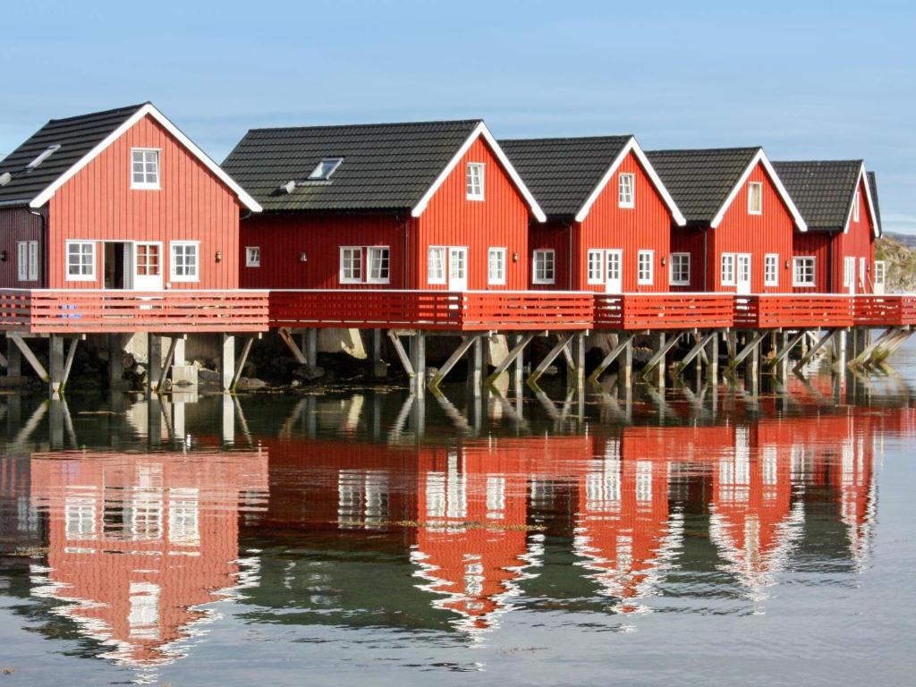 布雷克斯塔德6 person holiday home in Brekstad的水面上一排红色的房子