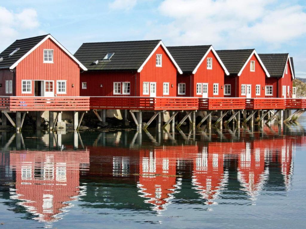 布雷克斯塔德6 person holiday home in Brekstad的码头上一排水面上的红房子