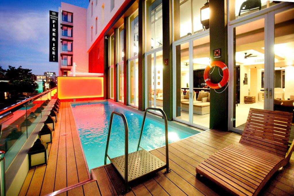 开普敦Protea Hotel Fire & Ice by Marriott Cape Town的大楼阳台上的游泳池