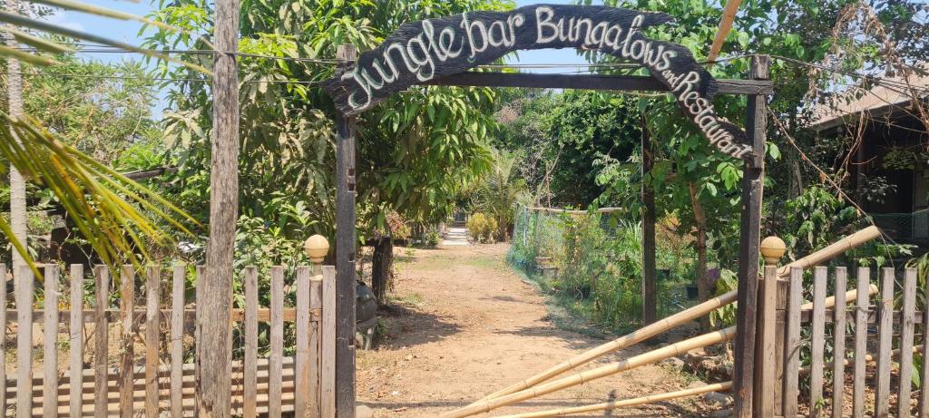 Muang KhôngJungle Bangalow Don Det的通往花园的大门,上面有标志,上面写着欢迎购买者的标志