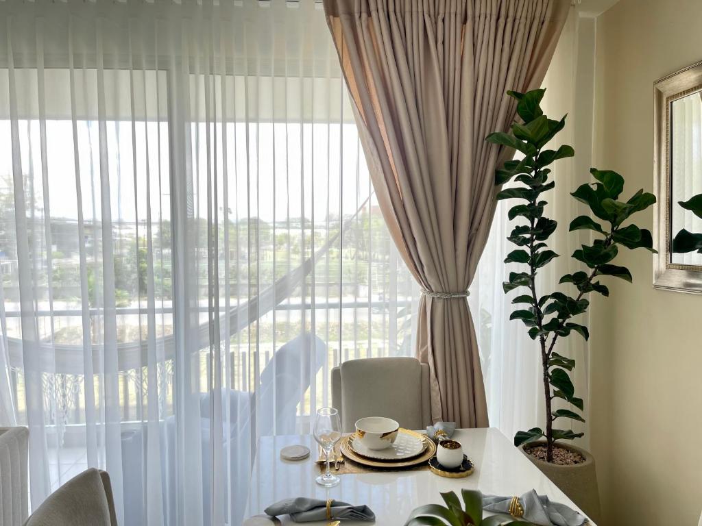 蒙特里亚Lujoso apartamento en el norte的一间带桌子和大窗户的用餐室
