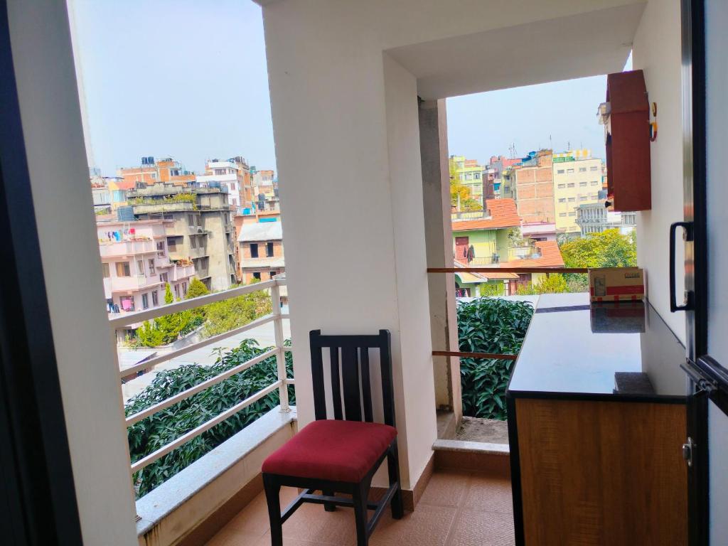 加德满都Beautiful 1 bedroom apartment in Sundhara Kathmandu的市景阳台厨房