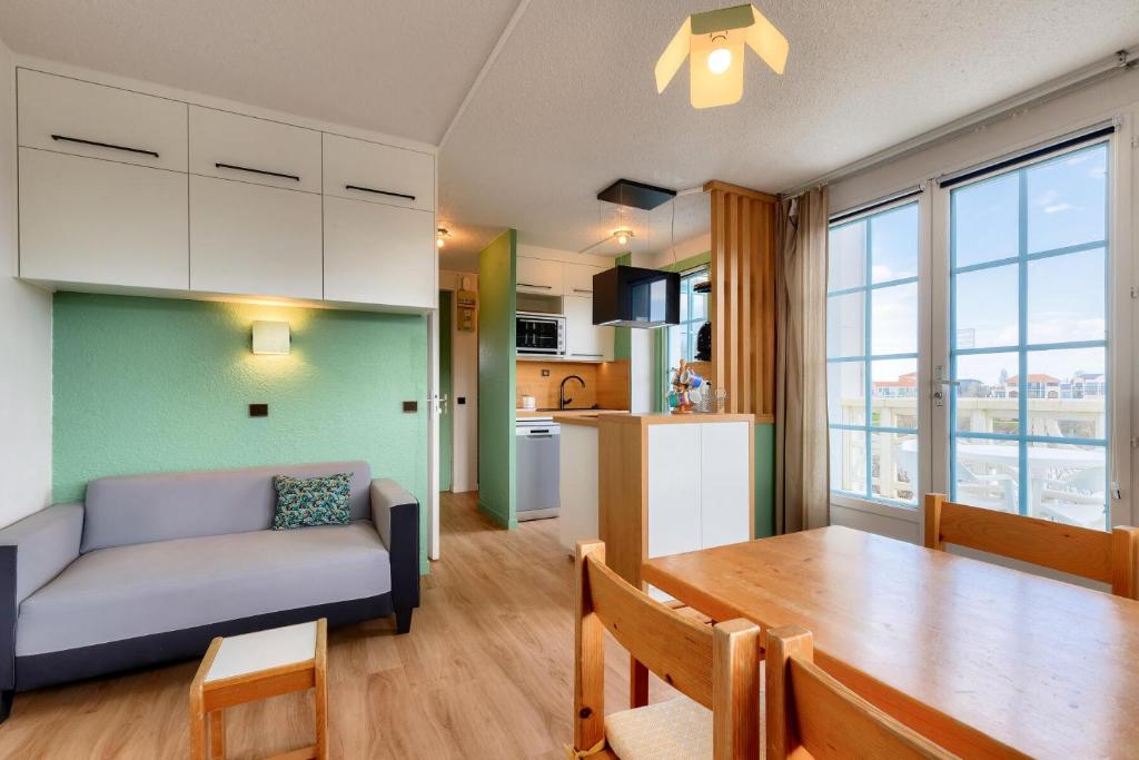 塔勒蒙Résidence Port Bourgenay - maeva Home - Appartement 2 pièces 4 personnes - 604的厨房以及带桌子和沙发的客厅。