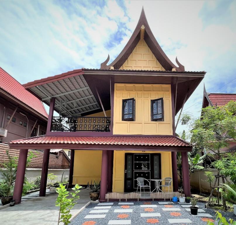 Ban Lam Riห้องพักสบาย เป็นส่วนตัวในบ้านเรือนไทยที่ตอบโจทย์ความต้องการ的屋顶上方的建筑