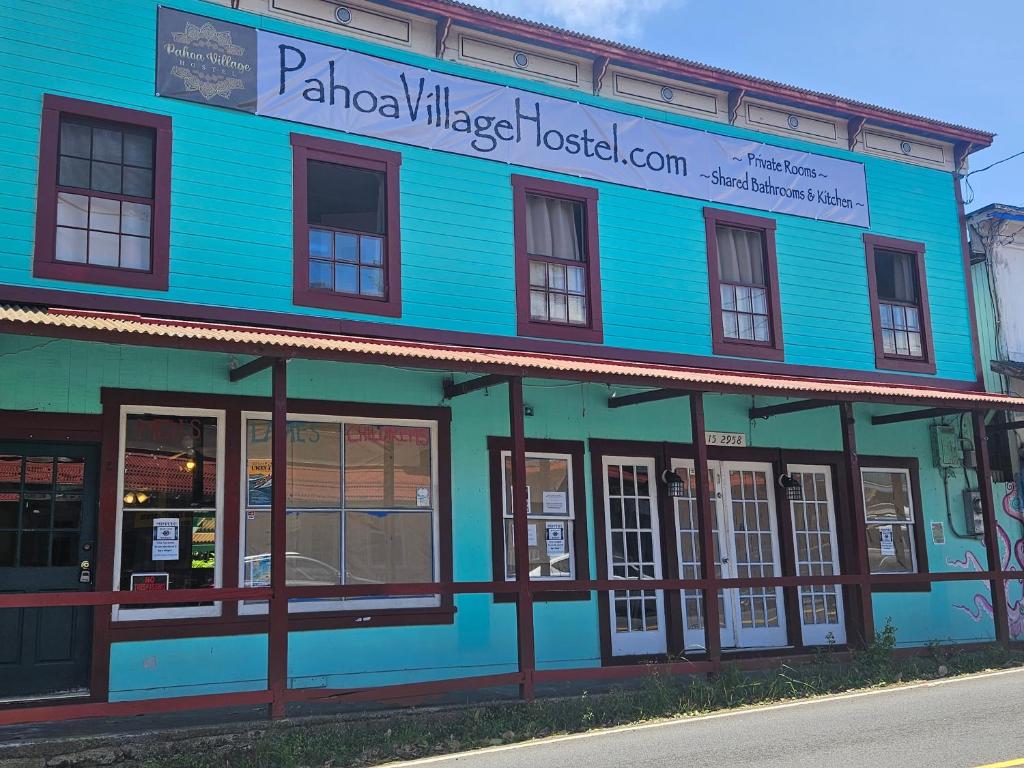 帕霍阿Pahoa Village Hostel的街道边的蓝色建筑