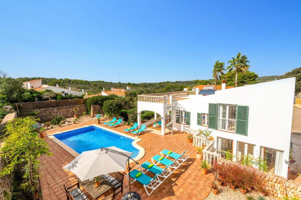 埃斯卡纳特尔Villa Can Palmeras by Villa Plus的享有带游泳池的房屋的空中景致