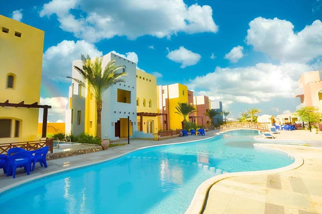 赫尔格达Al Dora Boutique hotel的一座位于带建筑物的度假村内的游泳池