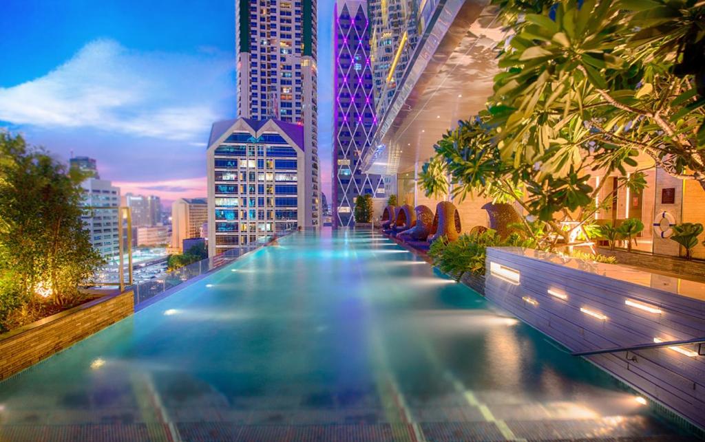 曼谷曼谷易思廷大酒店沙吞的城市中心的一个游泳池
