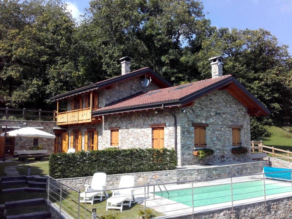 马斯诺维斯康蒂La Dolce Vita chalet的前面有游泳池的房子