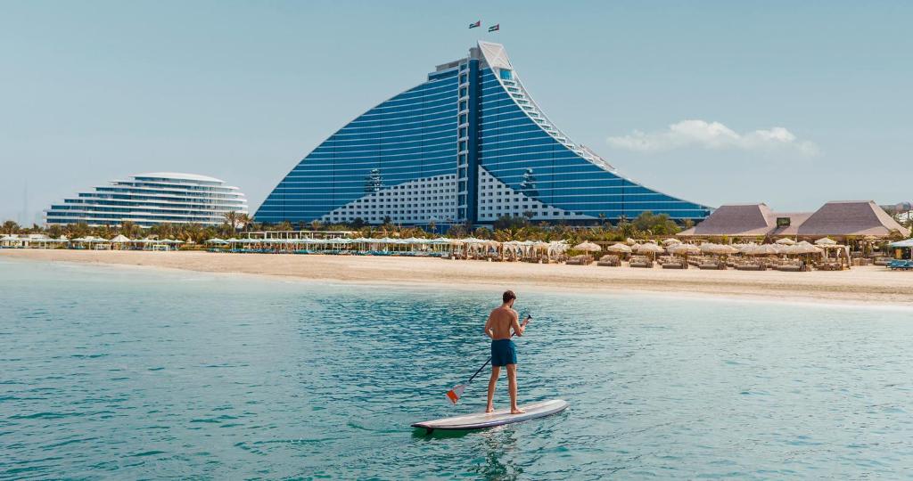 迪拜朱美拉海滩酒店的站在水中桨板上的人