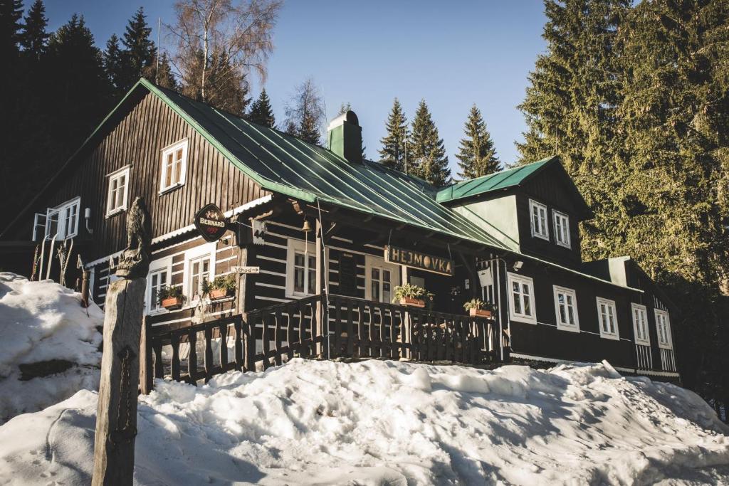 什平德莱鲁夫姆林Chalupa Hejmovka的前面有雪的大木屋