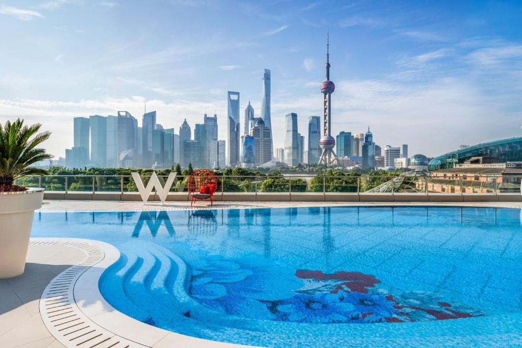 上海上海外滩W酒店的一座大型游泳池,其背景是城市天际线