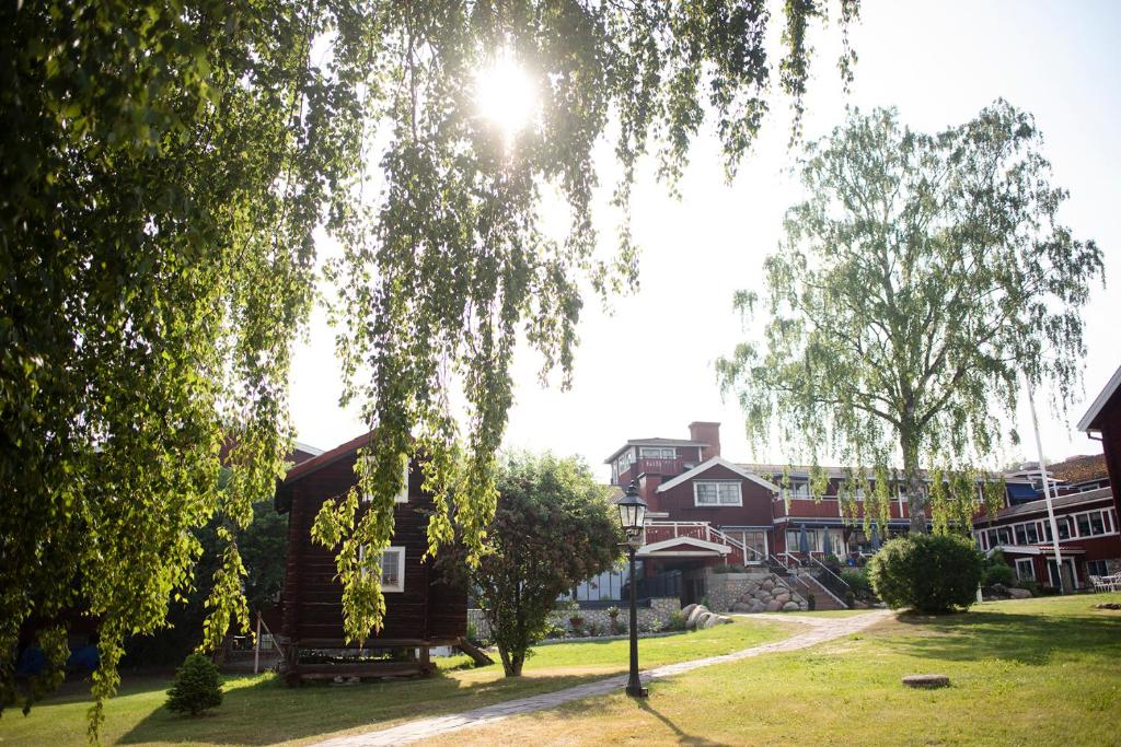 塔尔伯格阿克布拉德斯加斯特吉维瑞水疗酒店的小木屋,阳光照耀着树