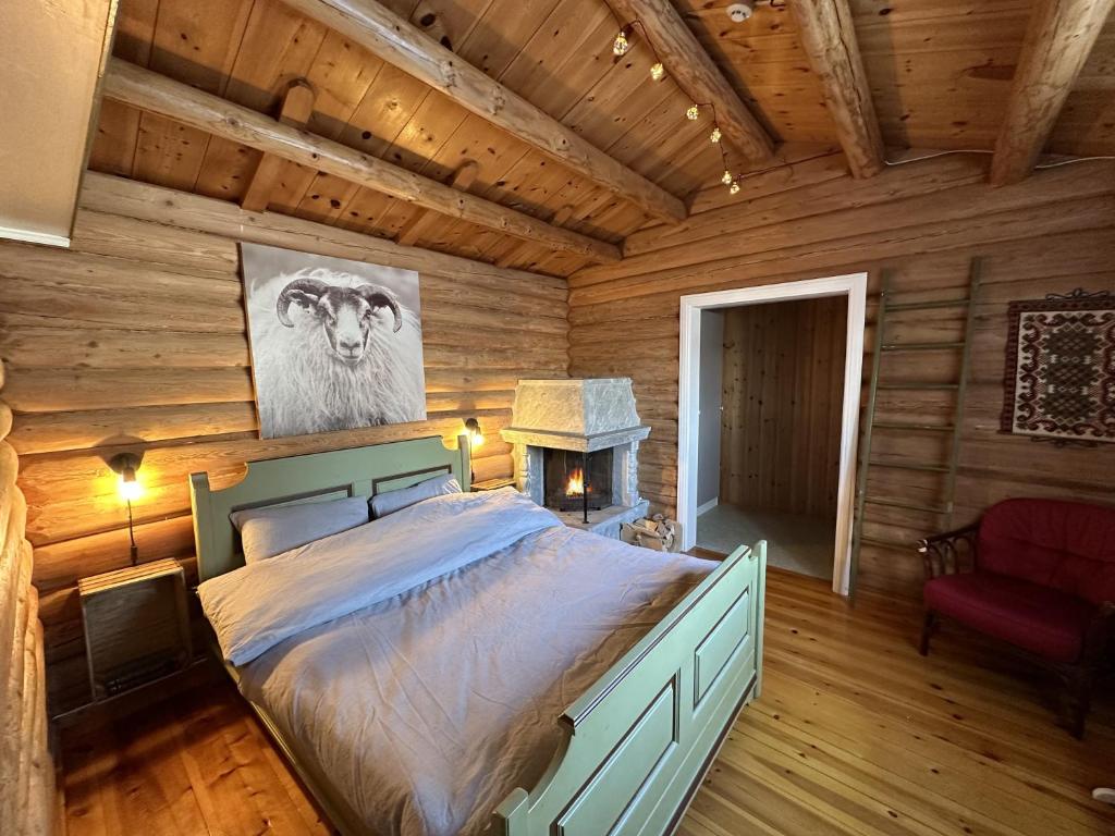 利勒哈默尔Stort hus sentralt i Lillehammer的小木屋内一间卧室,配有一张床