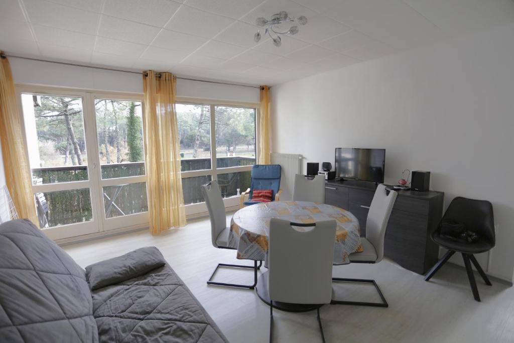 塞尼奥斯Réf 531, Seignosse Océan, Appartement proche de la plage et du centre, 4 personnes的客厅配有沙发和桌子