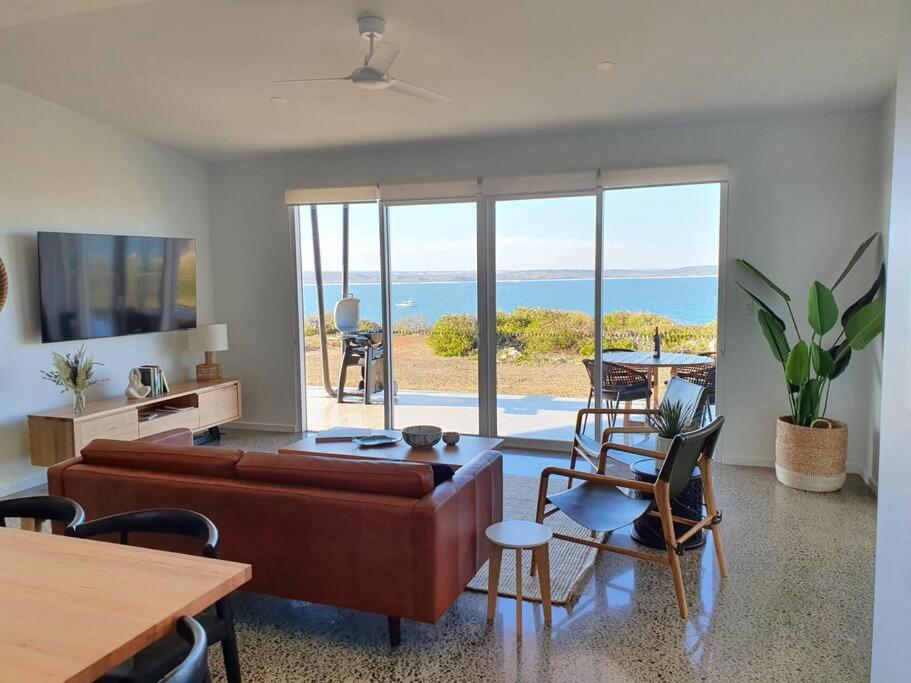 Vivonne BayWild Retreat - Luxury Home with Magnificent Views的带沙发的客厅,享有海景