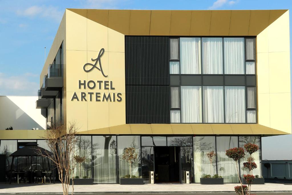 奥拉迪亚Hotel Artemis的建筑上标有酒店地标