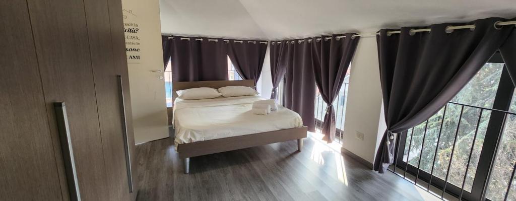 都灵Design Loft Monteponi的一间卧室配有一张带两个枕头的床