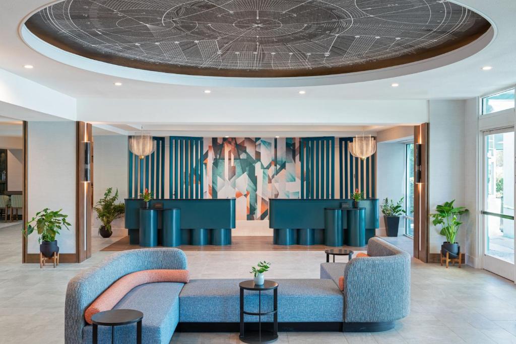 奥兰多Hotel Landy Orlando Universal Blvd, a Tribute Portfolio Hotel的大堂设有蓝色的沙发和圆形天花板