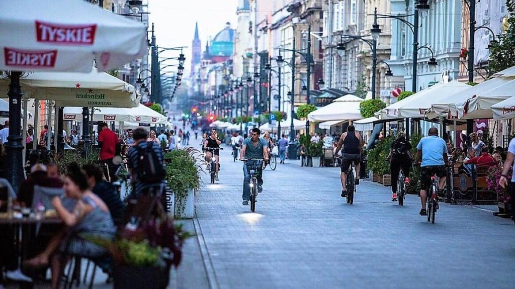 罗兹Apartament z kominkiem的一群人骑着自行车沿着城市街道