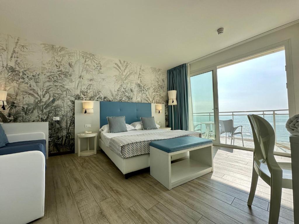 利多迪耶索罗Hotel Nizza Frontemare Superior 3 Stelle的酒店客房设有一张床和一个阳台。