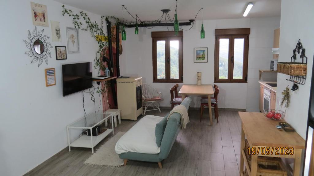 Casa Rural, paz y naturaleza.的客厅配有沙发和桌子