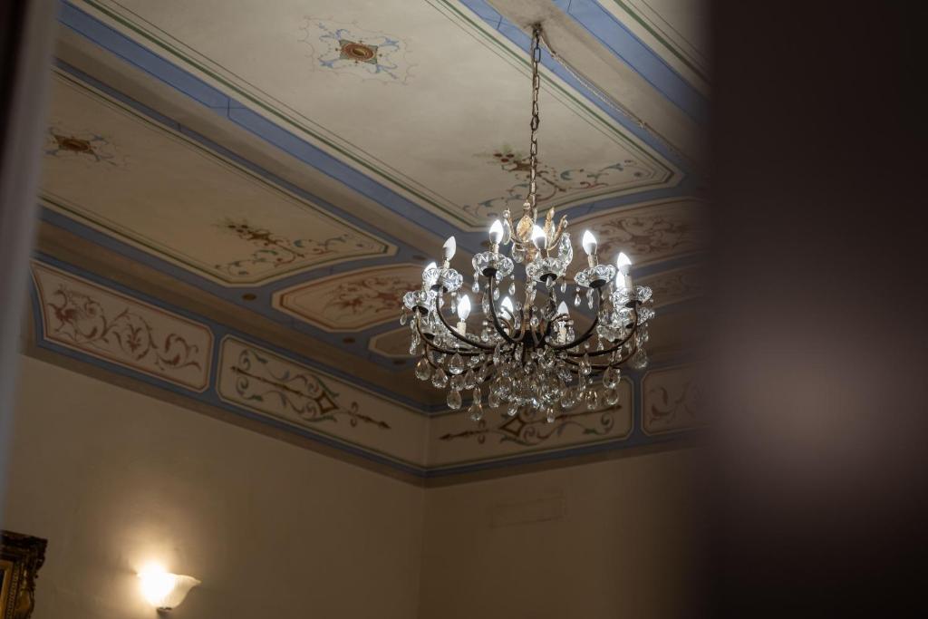 贝瓦尼亚B&B Porta Perugina的吊灯挂在天花板上