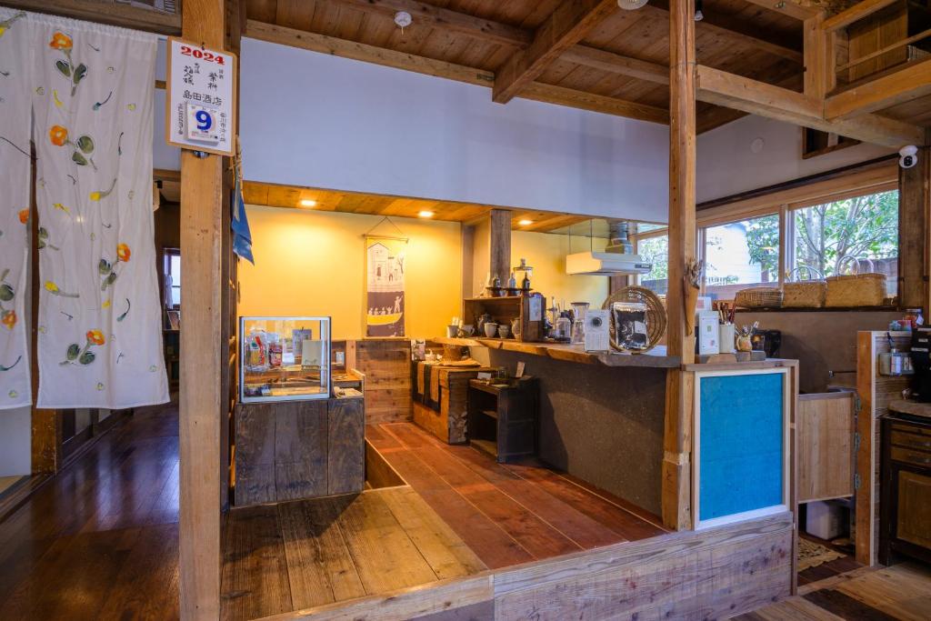 柳川堀割柳川旅馆的一间铺有木地板并配有木梁的大厨房